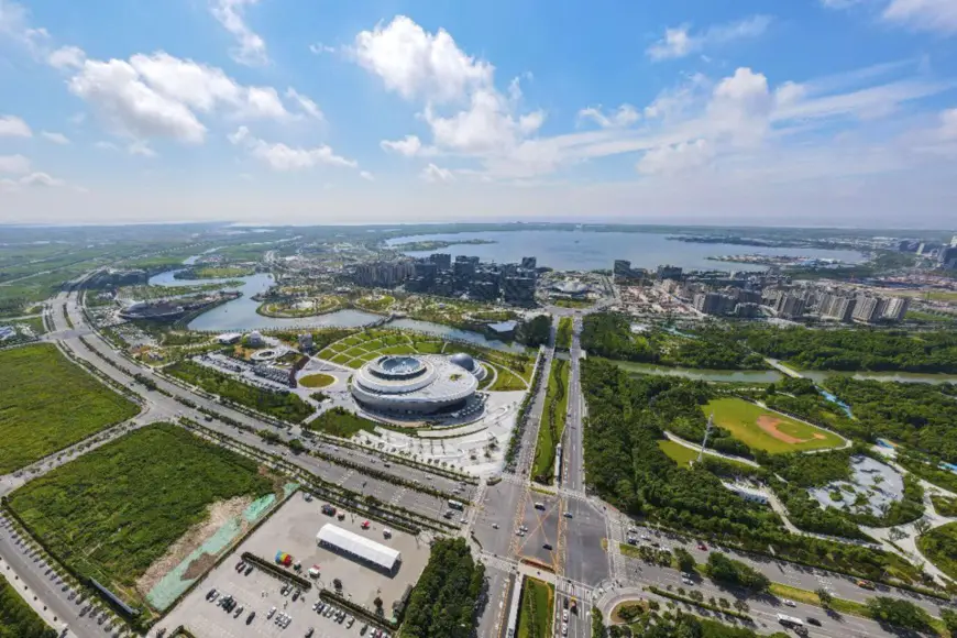 Photo taken on July 18 shows a bird's-eye view of the Lin-gang Special Area of China (Shanghai) Pilot Free Trade Zone. (Photo by Wang Chu/People's Daily Online)