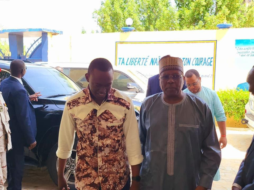 Tchad : Succes Masra échange avec le porte-parole du gouvernement. © DR