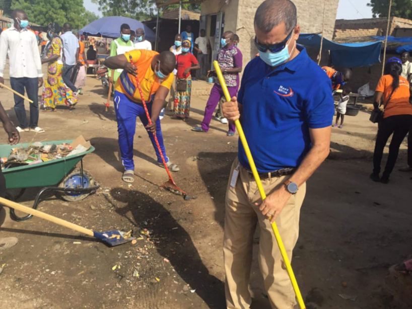 Tchad : Moov Africa lance une grande opération de salubrité à Koundoul Tchad : Moov Africa lance une grande opération de salubrité à Koundoul