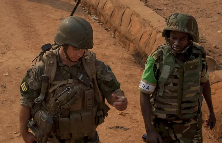 Un soldat français et un soldat africain de la MISCA en Centrafrique. EMA.