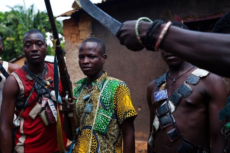 Des miliciens anti-balaka, chrétiens opposés aux combattants de la Séléka, exhibent leurs armes et amulettes à Boy-Rabé, dans le nord de Bangui, le 14 décembre. (Photo Ivan Lieman. AFP) Des miliciens anti-balaka, chrétiens opposés aux combattants de la Séléka, exhibent leurs armes et amulettes à Boy-Rabé, dans le nord de Bangui, le 14 décembre. (Photo Ivan Lieman. AFP)