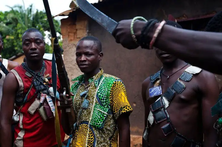Des miliciens anti-balaka, chrétiens opposés aux combattants de la Séléka, exhibent leurs armes et amulettes à Boy-Rabé, dans le nord de Bangui, le 14 décembre. (Photo Ivan Lieman. AFP)