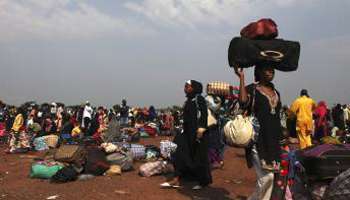 Des Tchadiens à l'aéroport de Bangui, le 28 décembre 2013. © Reuters/Andreea Campeanu