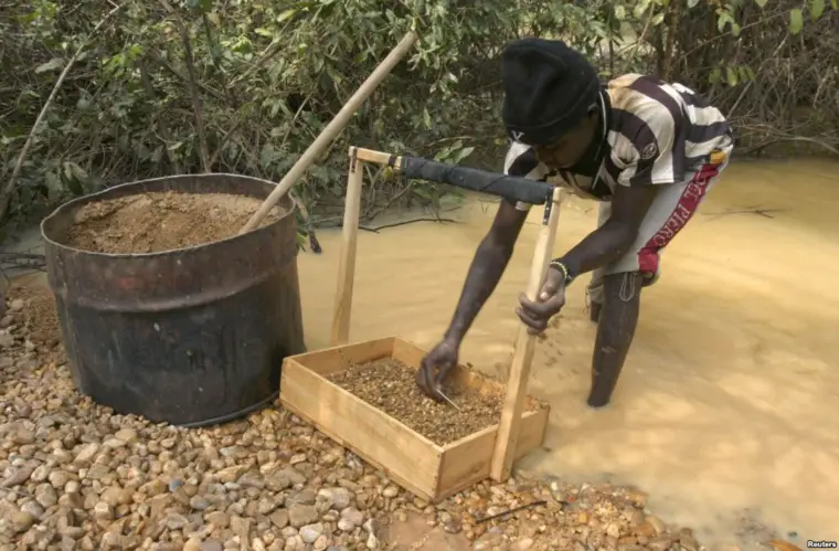 Un villageois à la recherche de diamants près d'une mine aux environs de Sam Ouandja, en RCA (photo non datée). Reuters