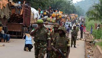 Des soldats de la Misca escortant le convoi, le 27 avril. © AFP