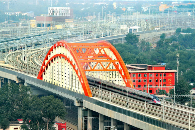 Train G601, the first high-speed train departing from the Beijing Fengtai Railway Station after the station went through a four-year reconstruction, runs on a bridge in Fengtai district, Beijing, June 20, 2022. (Photo by Zhou Yujie/People's Daily Online)