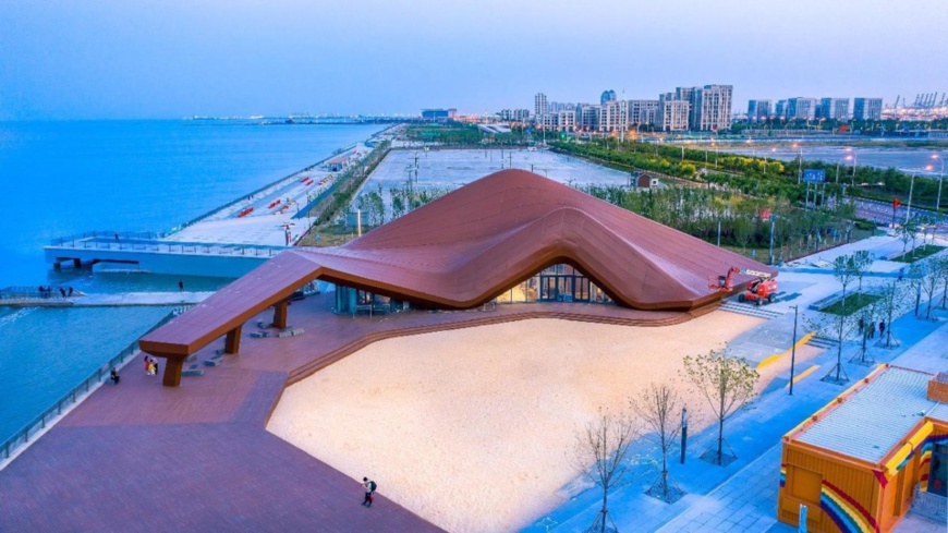 Dongjiang Park is a remarkable outcome of a comprehensive treatment campaign for the Bohai Sea launched by north China's Tianjin municipality. Wetlands and ecosystem along the coastline in the park have been restored. Viewing platforms, sports fields, playgrounds and other leisure and entertainment facilities have also been built there. (Photo courtesy of the convergence media center of Tianjin's Binhai New Area)