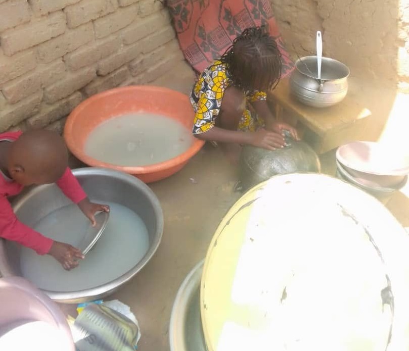 Tchad : des enfants de moins en moins impliqués dans les tâches ménagères Tchad : des enfants de moins en moins impliqués dans les tâches ménagères