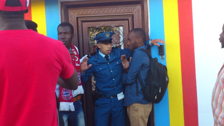 Un policier algérien tente d'empêcher les étudiants de pénétrer au sein de l'Ambassade. Crédit photo : Algérie-Focus