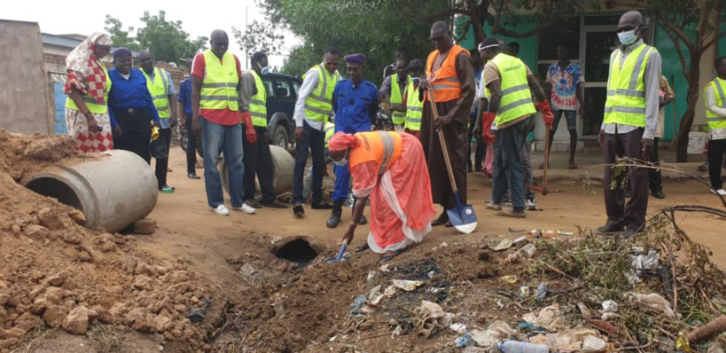 N'Djamena : la commune du 6e arrondissement déploie des buses de drainage d'eau