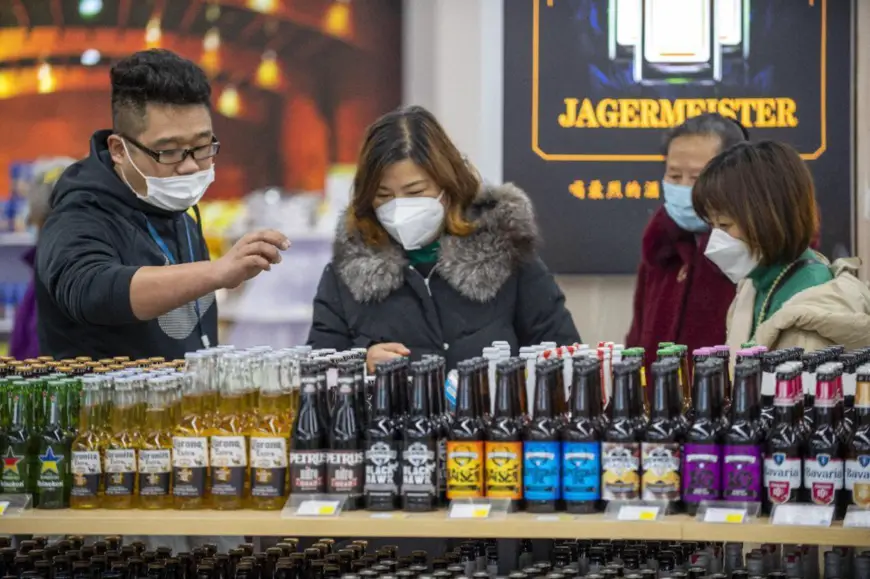 Consumers buy imported products at a shopping center in a comprehensive bonded area in Jinyi New Area, Jinhua, east China's Zhejiang province, Jan. 17, 2022. (Photo by Hu Xiaofei/People's Daily Online)