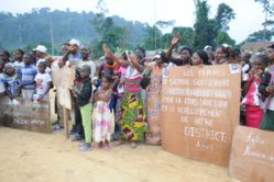 Les jeunes de Komono profond déterminés à soutenir Arcene Niamba. Les jeunes de Komono profond déterminés à soutenir Arcene Niamba.