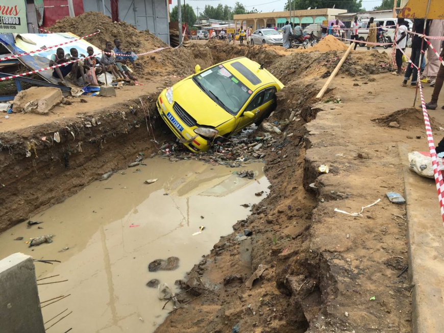 Tchad : un taxi termine sa course dans un caniveau à Ndjamena Tchad : un taxi termine sa course dans un caniveau à Ndjamena