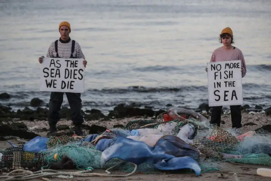 Des militants de Rébellion de l'océan tiennent des banderoles alors qu'ils organisent une manifestation avant la Conférence des Nations Unies sur les océans à Lisbonne. Photo : WashingtonPost.com
