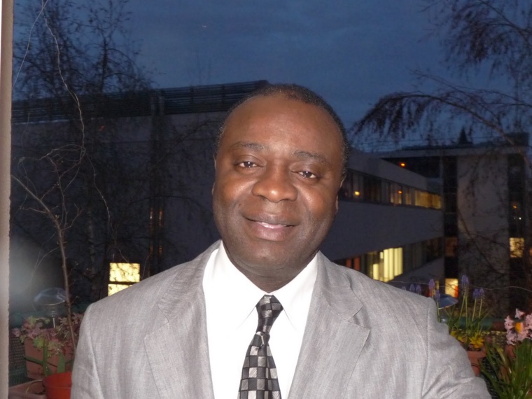 Cinq questions à Gaspard-Hubert Lonsi Koko Cinq questions à Gaspard-Hubert Lonsi Koko