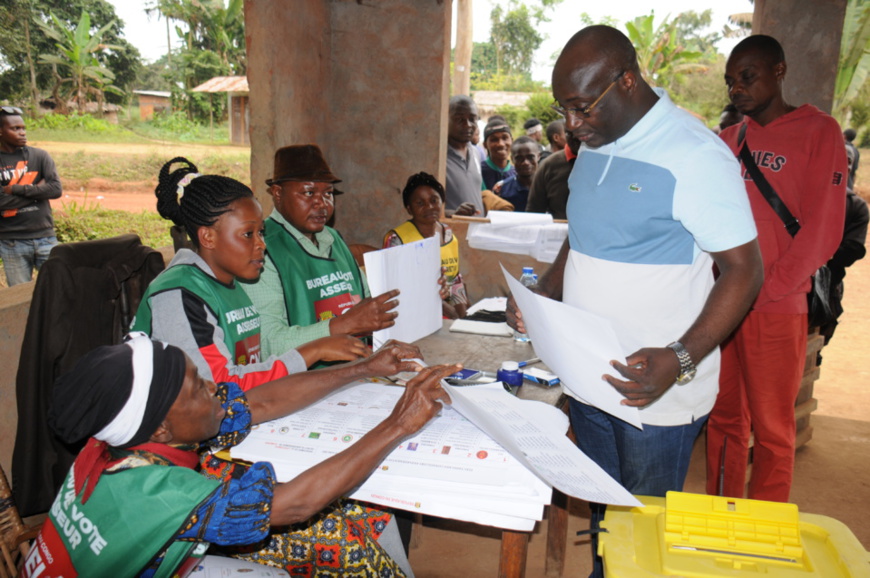 Le candidat Arcene Niamba accomplissant son devoir civique