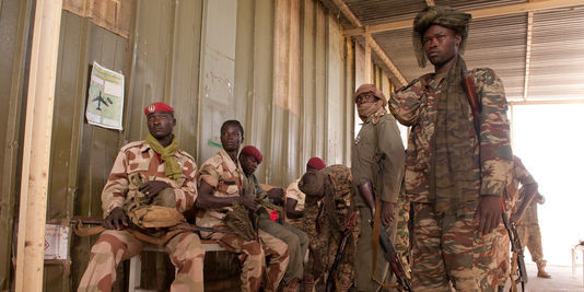 Des militaires tchadiens sur le point d'embarquer dans un C-130 de l'armée française à destination du théâtre malien, le 25 janvier. | AFP/Nicolas VISSAC