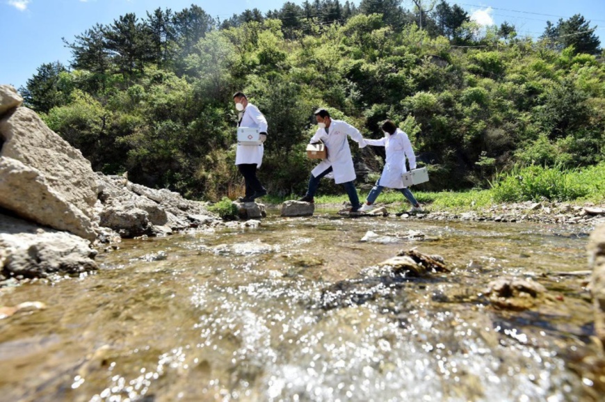 Doctors of a clinic in Mangshikou township, Zhulu county, Zhangjiakou, north China's Hebei province pay home visits, May 14, 2022. (Photo by Chen Xiaodong/People's Daily Online)