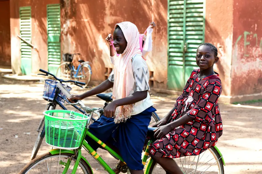 Jeunes filles sur un vélo à Fada, au Burkina Faso. © UNICEF/Frank Dejongh