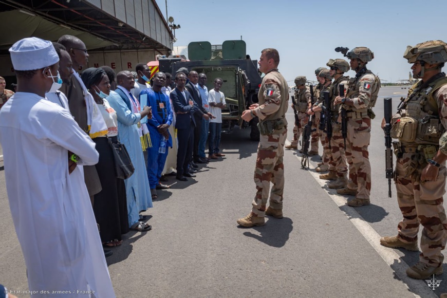 Tchad : des jeunes de la société civile en visite à la base de Barkhane
