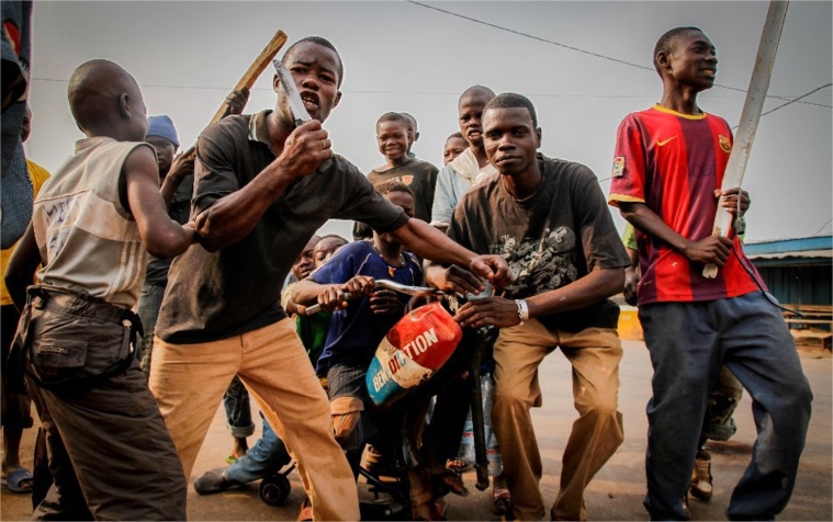 Des miliciens Anti-Balles AK. Crédit photo : Sources Des miliciens Anti-Balles AK. Crédit photo : Sources