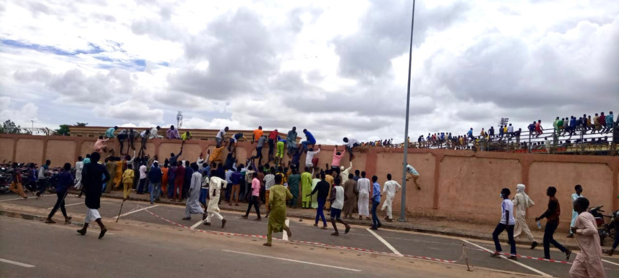 Tchad : la police déploie un drone au stade de Diguel pour repérer les perturbateurs Tchad : la police déploie un drone au stade de Diguel pour repérer les perturbateurs