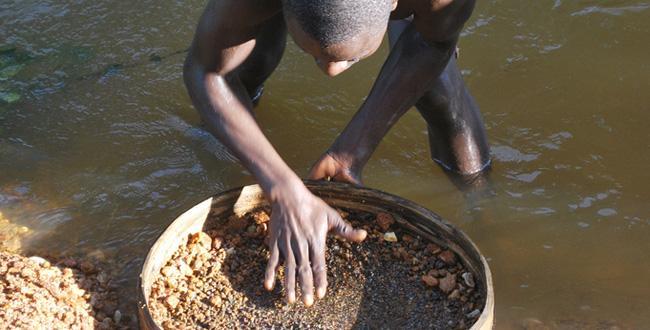 exploitation artisanale du diamant. Crédit photo : Sources