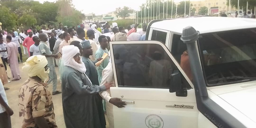 Tchad : la présence du sultan du Ouaddaï met fin à une cérémonie d'hommage aux joueurs d'Abeché Tchad : la présence du sultan du Ouaddaï met fin à une cérémonie d'hommage aux joueurs d'Abeché