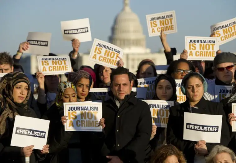 Des journalistes d'Al-Jazeera manifestent leur soutien à leurs collègues jugés en Egypte, le 27 février 2014 à Washington ( AFP/Archives - Saul Loeb )