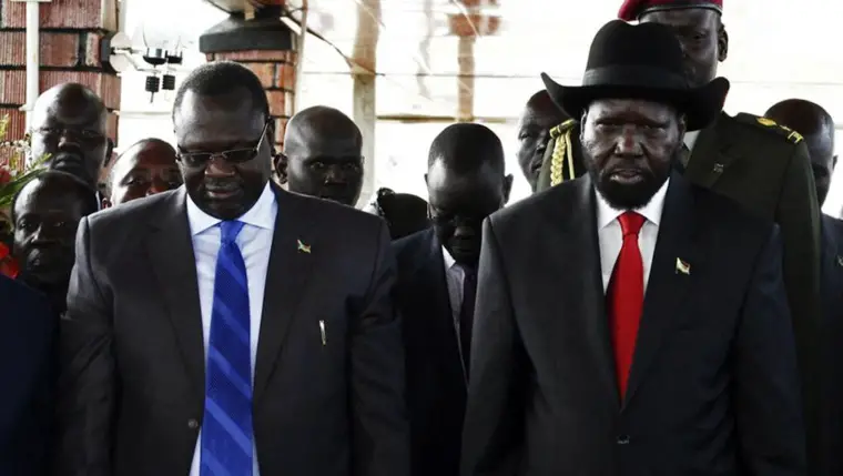 Riek Machar (G) et Salva Kiir (D) lors d'une cérémonie à Juba, au Soudan du Sud, en juillet 2013. REUTERS/Andreea Campeanu
