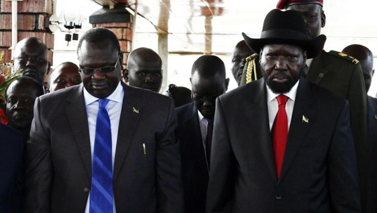 Riek Machar (G) et Salva Kiir (D) lors d'une cérémonie à Juba, au Soudan du Sud, en juillet 2013. REUTERS/Andreea Campeanu Riek Machar (G) et Salva Kiir (D) lors d'une cérémonie à Juba, au Soudan du Sud, en juillet 2013. REUTERS/Andreea Campeanu