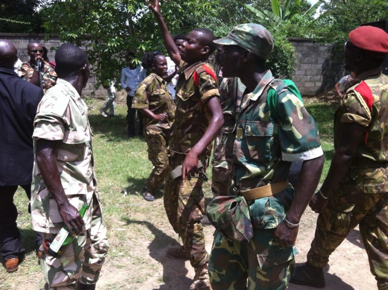 RCA : La fête chez les Anti-Balaka après l'assemblée générale et un pas vers la paix. © Diaspora Media RCA : La fête chez les Anti-Balaka après l'assemblée générale et un pas vers la paix. © Diaspora Media