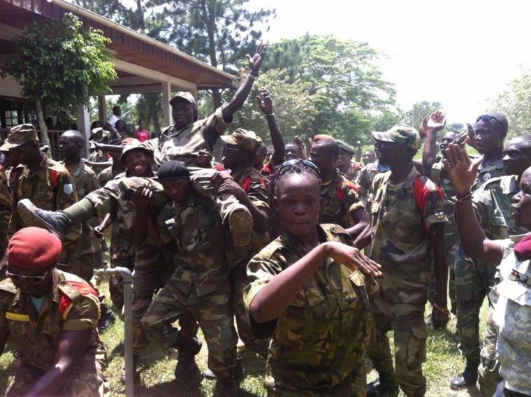 RCA : La fête chez les Anti-Balaka après l'assemblée générale et un pas vers la paix. © Diaspora Media RCA : La fête chez les Anti-Balaka après l'assemblée générale et un pas vers la paix. © Diaspora Media