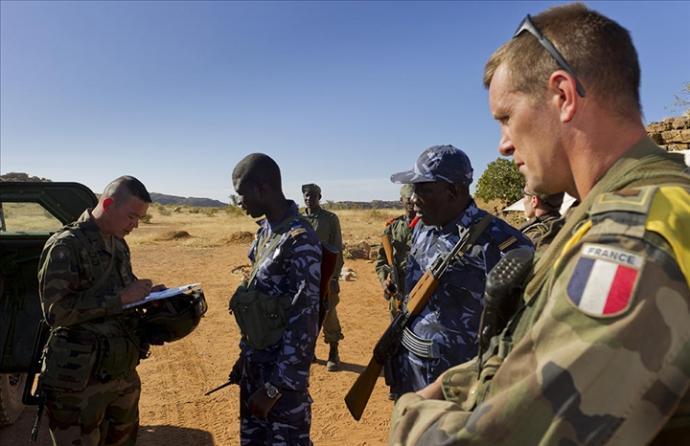 Lutte contre le terrorisme : La France engage les pays de son pré carré dans une guerre qui les regarde si peu