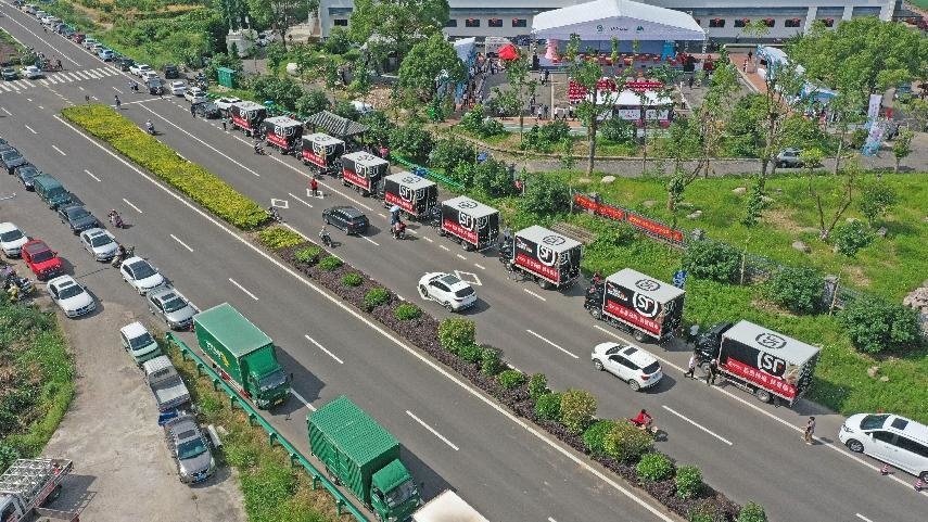 Express vehicles gather at Xilu village, Bulu township, Xianju county, Taizhou, east China's Zhejiang province as the harvest season of waxberry arrives, June 9, 2022. (Photo by Wang Huabin/People's Daily Online)