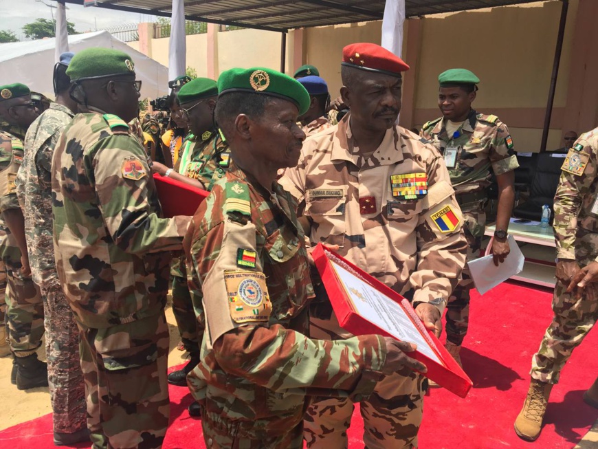 Lac Tchad : la Force mixte multinationale décore ses hommes à N'Djamena Lac Tchad : la Force mixte multinationale décore ses hommes à N'Djamena