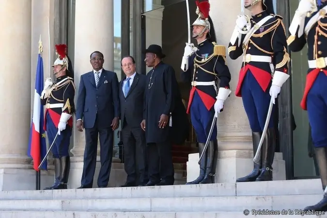 Le président tchadien Idriss Déby (gauche), François Hollande (centre) et Goodluck Jonathan (droite) sur le perron de l'Elysée. Photo : Elysée.