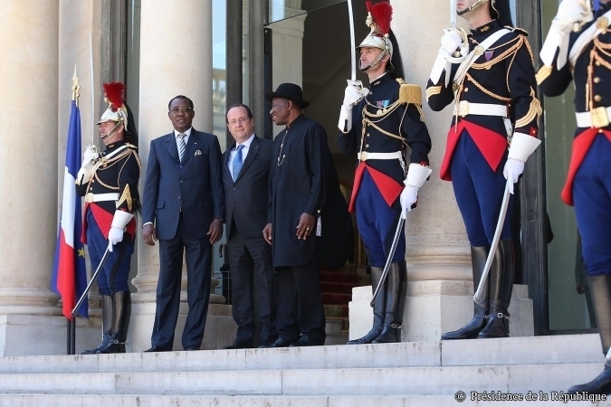 Le président tchadien Idriss Déby (gauche), François Hollande (centre) et Goodluck Jonathan (droite) sur le perron de l'Elysée. Photo : Elysée. Le président tchadien Idriss Déby (gauche), François Hollande (centre) et Goodluck Jonathan (droite) sur le perron de l'Elysée. Photo : Elysée.