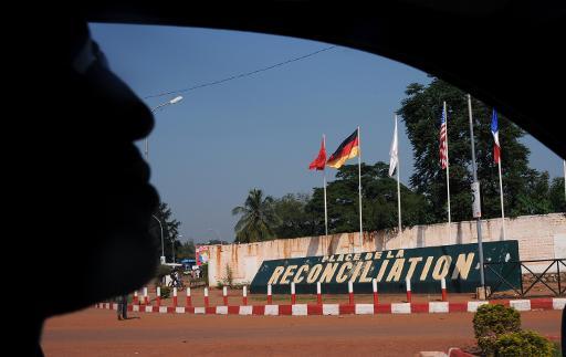 Un homme en voiture sur la "Place de la Réconciliation", le 15 décembre 2013 à Bangui afp.com - Sia Kambou Un homme en voiture sur la "Place de la Réconciliation", le 15 décembre 2013 à Bangui afp.com - Sia Kambou