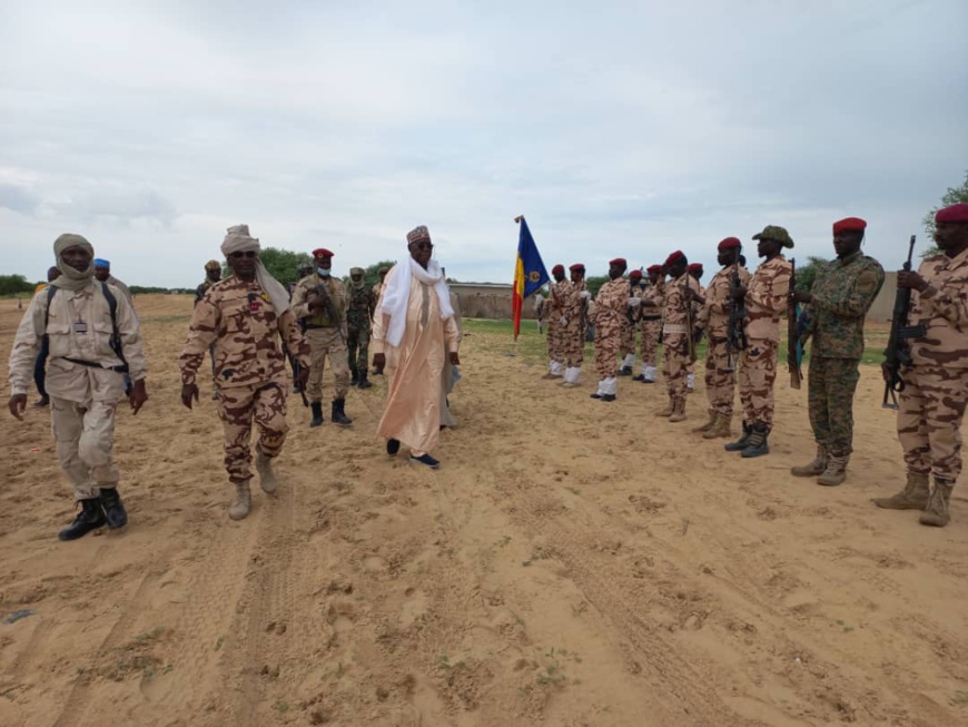 Tchad : le gouverneur du Lac auprès des troupes à Kaya Tchad : le gouverneur du Lac auprès des troupes à Kaya
