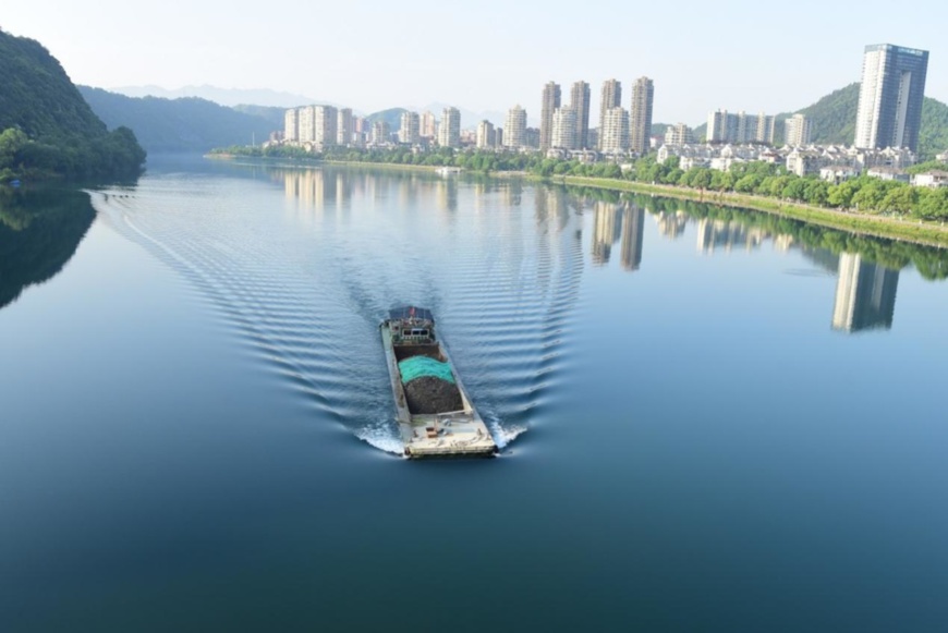 Photo shows a picturesque scene on the Xin'an River, Hangzhou, east China's Zhejiang province. (Photo by Ning Wenwu/People's Daily) Photo shows a picturesque scene on the Xin'an River, Hangzhou, east China's Zhejiang province. (Photo by Ning Wenwu/People's Daily)