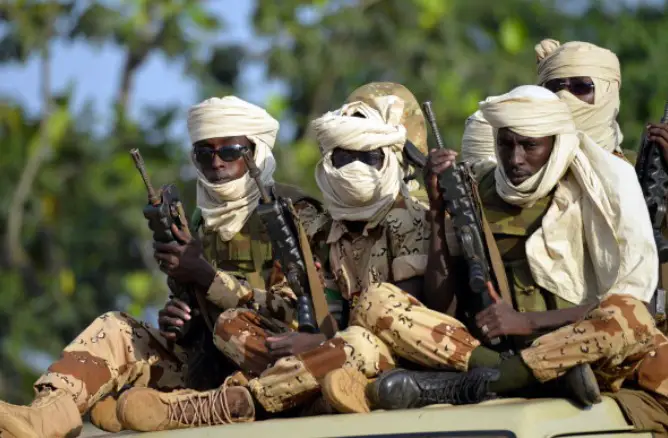 Des soldats tchadiens dans un Pick-up, le 4 avril à Bangui. MIGUEL MEDINA / AFP