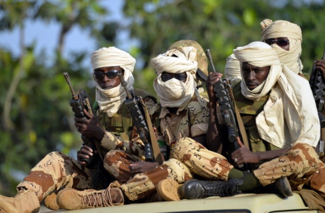 Des soldats tchadiens dans un Pick-up, le 4 avril à Bangui. MIGUEL MEDINA / AFP