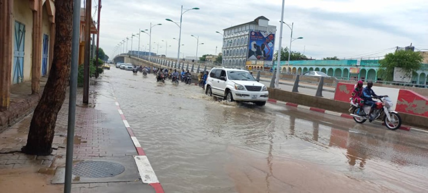 Tchad : des voies bitumées submergées après une nouvelle pluie à N'Djamena Tchad : des voies bitumées submergées après une nouvelle pluie à N'Djamena