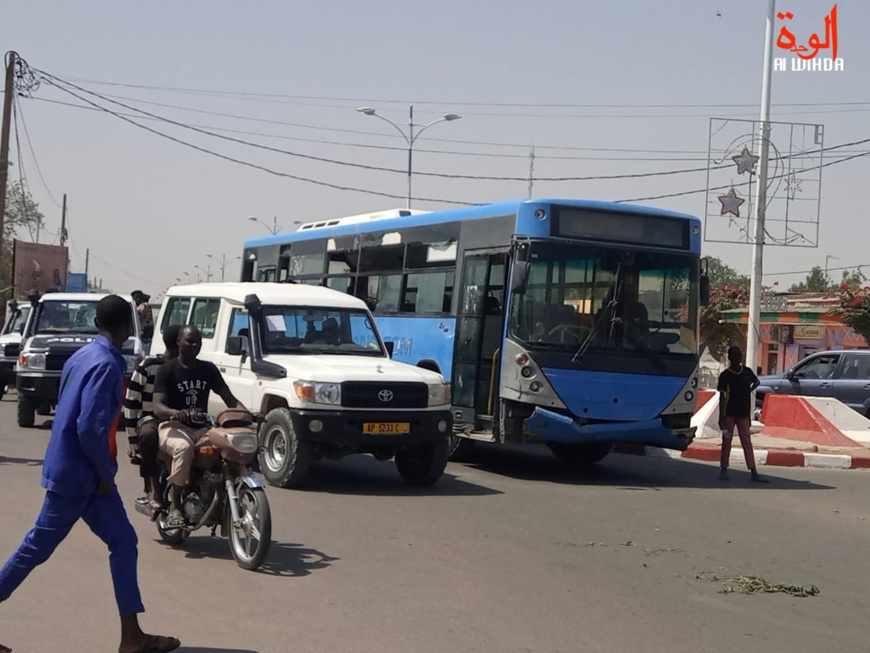 Un bus de transport du CNOU immobilisé en pleine circulation à la suite d'une panne. Illustration © T.O.R/Alwihda Info