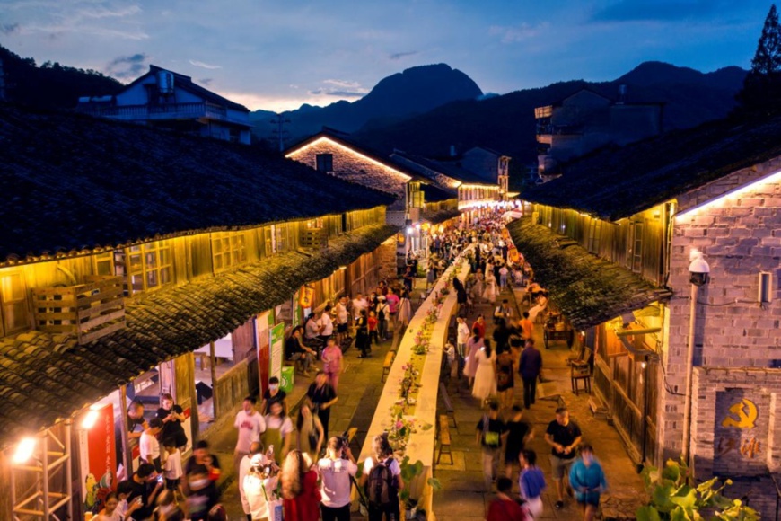 People visit an ancient street in Yutou township, Huangyan district, Taizhou, east China's Zhejiang province, July 30, 2022. (Photo by Wang Yueguo/People's Daily Online)