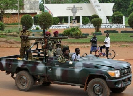 Des combattants de la Séléka sur un pick-up à Bangui. Photo non datée. Crédits photo : Sources Des combattants de la Séléka sur un pick-up à Bangui. Photo non datée. Crédits photo : Sources