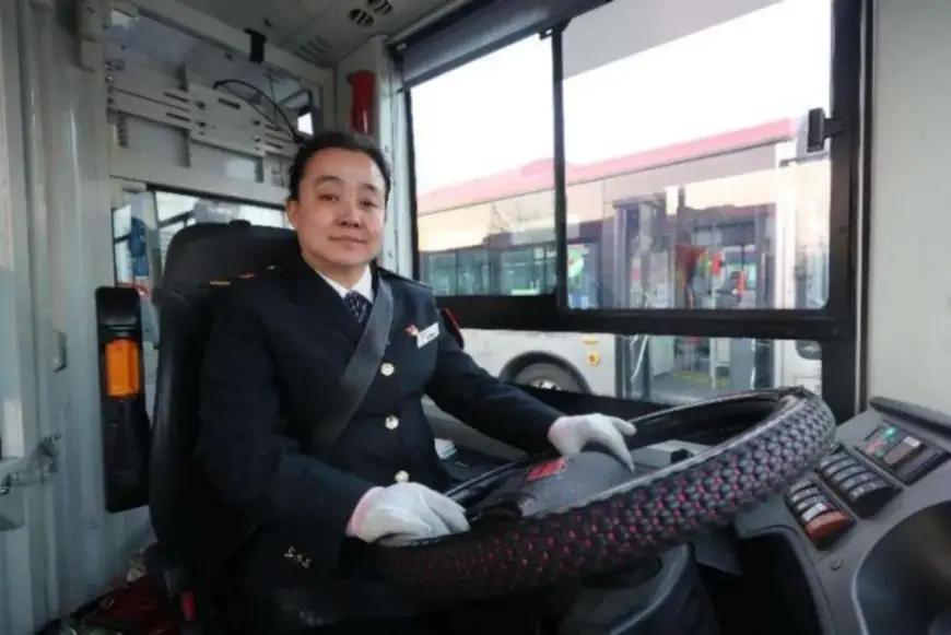 Wang Yan, deputy to the National People's Congress and a bus driver in north China's Tianjin municipality. (Photo provided by Wang Yan)