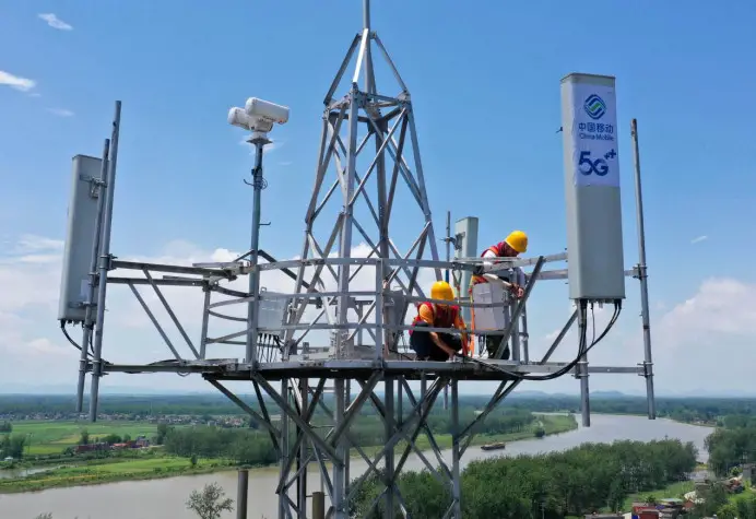 Photo taken on July 8, 2022 shows workers adjusting antenna at a 5G base station in Xuba township, Tongling, east China's Anhui Province. (Photo by Guo Shining/People's Daily Online)