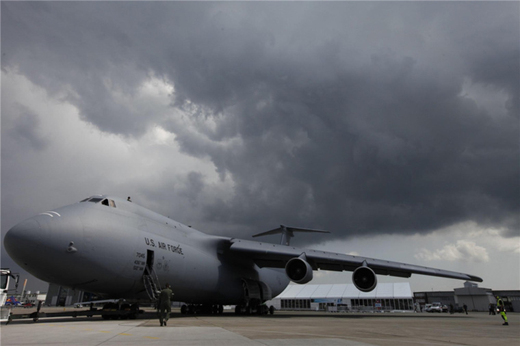 Un Lockheed C-5 Galaxy, avion cargo militaire de l'US Air Force, sur l'aéroport de Schönefeld près de Berlin, le 7 juin 2010. Le Lockheed C-5 Galaxy est le plus gros avion de transport militaire américain avec une charge utile maximale de 250 tonnes.